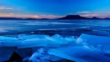A frozen, glacial landscape. A recent study of ancient DNA suggests that the first humans arrived in the Americas during the peak of the ice age | ©Image Credit: Wikimedia Commons / Ferenc Hoffman