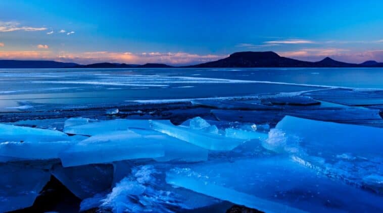 A frozen, glacial landscape. A recent study of ancient DNA suggests that the first humans arrived in the Americas during the peak of the ice age | ©Image Credit: Wikimedia Commons / Ferenc Hoffman