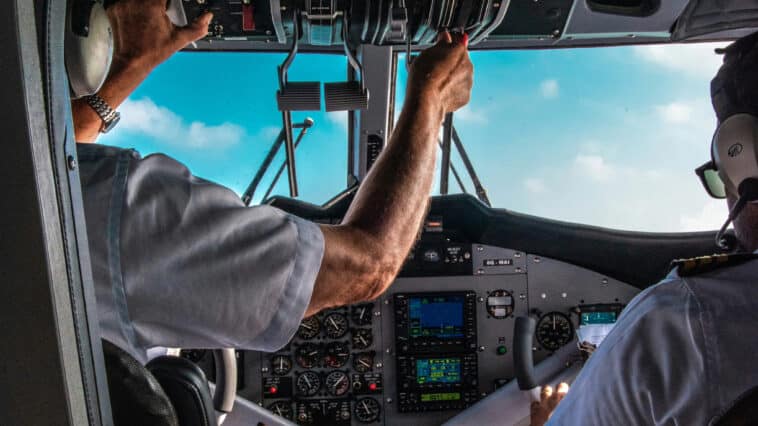 Airline pilots are reporting involuntary microsleeps mid-flight | ©Image Credit: Unsplash / Rayyu Maldives