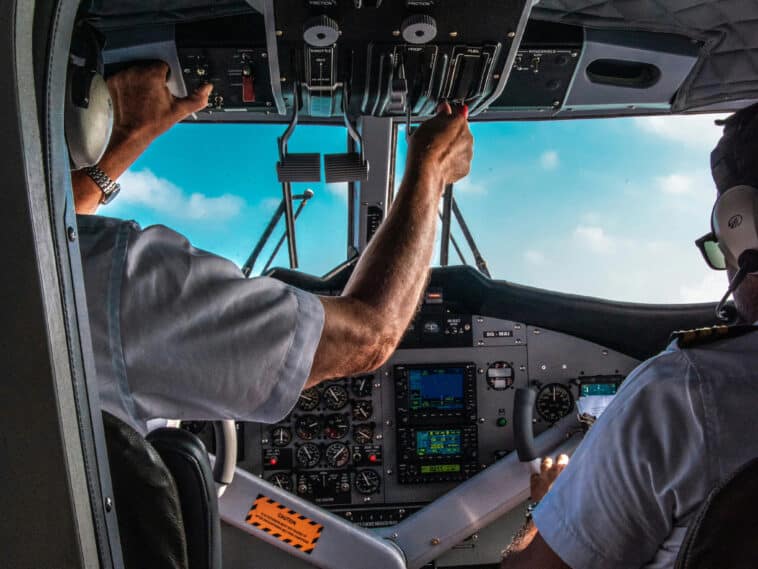 Airline pilots are reporting involuntary microsleeps mid-flight | ©Image Credit: Unsplash / Rayyu Maldives