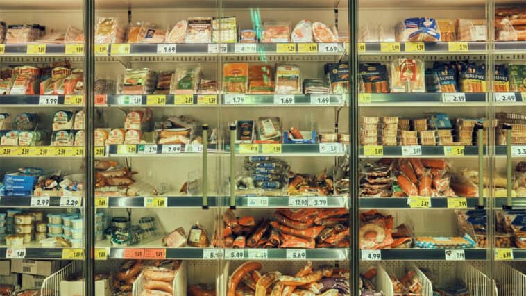 French supermarket aisles faced unexpected heatwaves as freezers were hacked to 120°F | ©Image Credit: Alan Alves / Unsplash