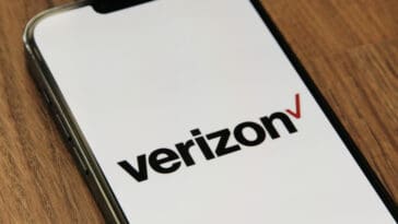 Verizon is charging extra to let the iPhone Duo share a cellular connection with another iPhone | ©Image Credit: Unsplash / Marques Thomas