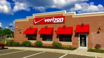 AT&T, Verizon and T-Mobile are teaming up to use satellite technology to close mobile coverage gaps across the U.S. | ©Image Credit: Wikicommons / Mike Mozart