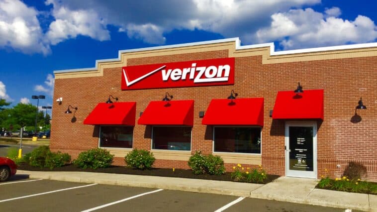 AT&T, Verizon and T-Mobile are teaming up to use satellite technology to close mobile coverage gaps across the U.S. | ©Image Credit: Wikicommons / Mike Mozart