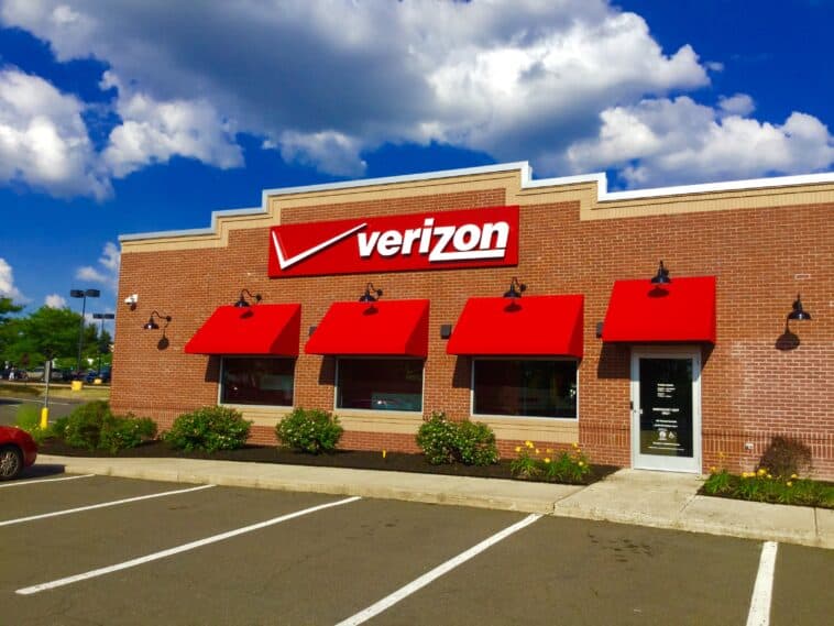 AT&T, Verizon and T-Mobile are teaming up to use satellite technology to close mobile coverage gaps across the U.S. | ©Image Credit: Wikicommons / Mike Mozart