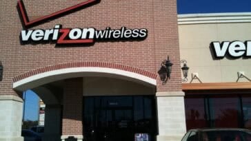 Verizon reassures subscribers that traditional copper landlines aren't vanishing overnight, offering fallback guarantees for rural users and dead-zone households. ©Image Credit: Wikicommons / Social Woodlands
