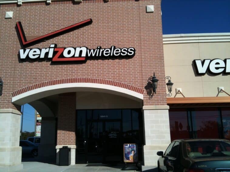 Verizon reassures subscribers that traditional copper landlines aren't vanishing overnight, offering fallback guarantees for rural users and dead-zone households. ©Image Credit: Wikicommons / Social Woodlands
