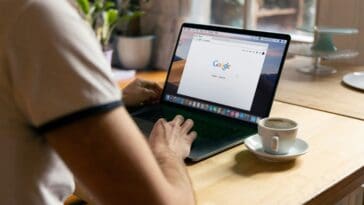 Chrome's AI upgrade pulls flight confirmation codes and tracking numbers right when you need them. ©Image Credit: Unsplash / Firmbee.com