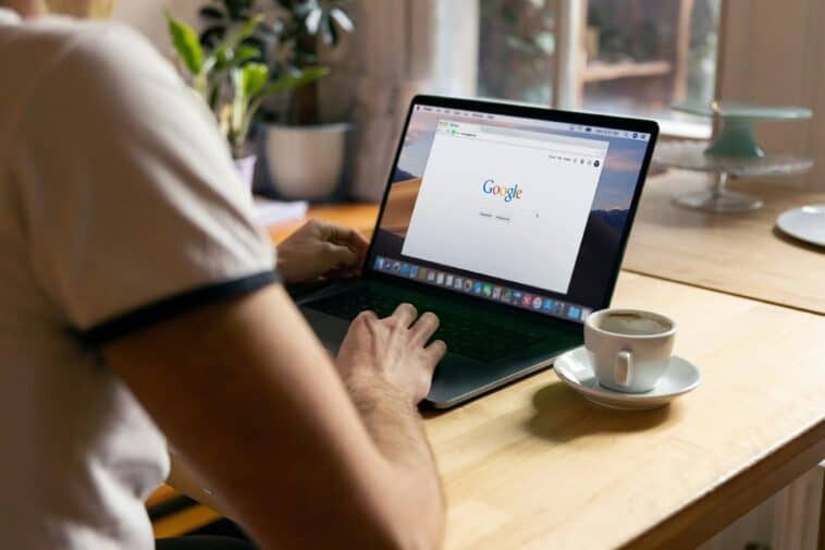 Chrome's AI upgrade pulls flight confirmation codes and tracking numbers right when you need them. ©Image Credit: Unsplash / Firmbee.com