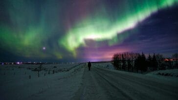 NOAA forecasts a G2 geomagnetic storm lighting up the night sky across 22 states, peaking around 11 p.m. ET on Thursday and 5 a.m. ET on Friday. ©Image Credit: Unsplash / Jonatan Pie