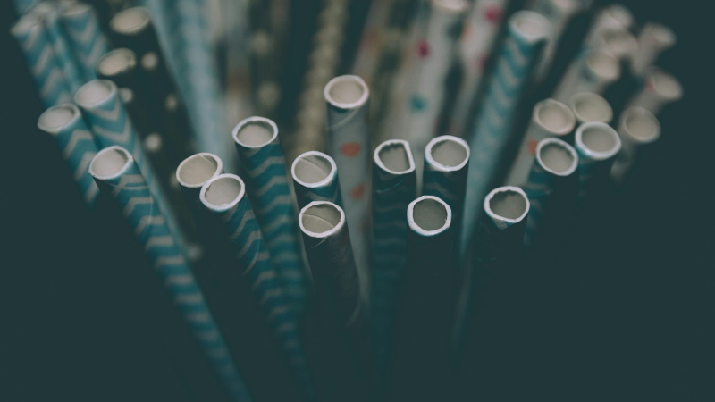 While paper straws are widely seen as eco-friendly, a new study found standard plastic straws had a smaller impact in 10 of 16 categories | ©Image Credit: Unsplash / Jason D