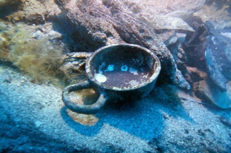 Divers find sailors' belongings frozen in 300 B.C. shipwreck 1 An ancient Greek drinking cup lies in situ on the seabed alongside preserved wooden hull timbers at the 2,300-year-old Gnjilna Bay shipwreck off the island of Vis, Croatia | ©Image Credit: Jurica Bezak / Croatian Conservation Institute (HRZ)