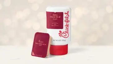 The new Spicy Chick-fil-A Sauce in a standard dipping cup and an 8-ounce bottle, rolls out to restaurants nationwide on November 16 | ©Image Credit: Chick-fil-A